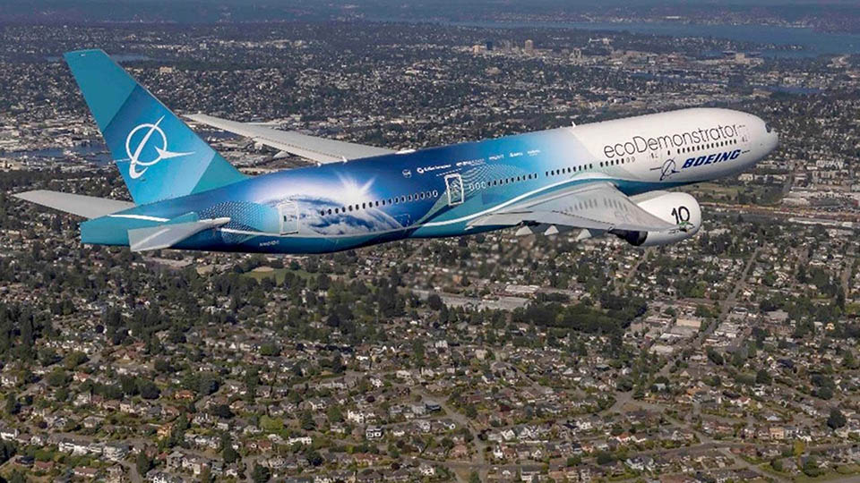 The Boeing ecoDemonstrator, a 777-200ER (Extended Range), flies over Magnolia bluff in Seattle where noise microphones monitor community noise. (Paul Weatherman photo)