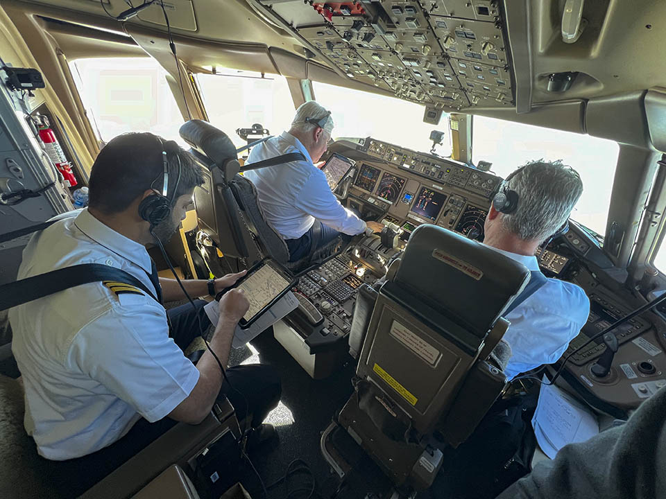 Qatar Airways Capt. Khalid Issa A M Al-Hamadi (left) joined a Boeing ecoDemonstrator test flight to preview the update to Jeppesen’s FliteDeck Pro app that improves operational efficiency, especially while taxiing to and from the runway. (Ryan Coe photo)